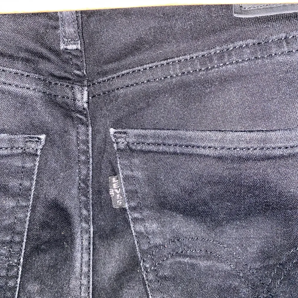 Snygga svarta jeans från Levis i storlek 28! Använda fåtal gånger säljer pga förstora. Det är i modellen Mile high superskinny! 🖤🖤. Jeans & Byxor.