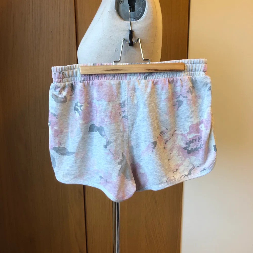 Mysiga mjuksshorts i gråa och babyrosa färger. Från Hunkemöller. Endast använda 1 gång och i storlek M. Möts upp eller fraktar, skriv privat för fraktkostnaden.. Shorts.