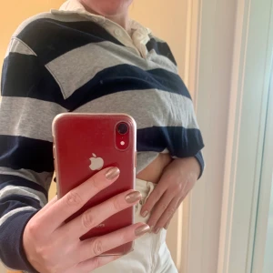 Långärmad pikétröja - Ursnygg tröja med pikékrage från Barndy Melville. Storleken på deras kläder är ”one size” men skulle säga att den passar XS-M beroende på hur man vill att den ska sitta. Använd fåtal gånger. Köparen står för frakt. Pris kan diskuteras😇