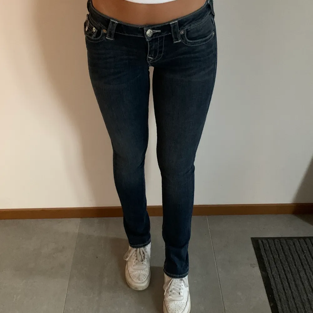 As sköna raka jeans från True Religion, köpta i usa för några år sedan, skitsnygga men bara använda typ 2 gånger så därför säljer jag dem nu, storlek 26 men dem är stretchiga så passar även 28! Är 180 lång och dem når ner till foten!. Jeans & Byxor.