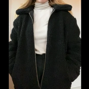 Teddyjacka svart, strl S - Svart teddyjacka från Carlings. Unisex, Storlek Small men den är oversized! Använd fåtal gånger förra hösten, så väldigt bra skick:) 299kr (+frakt)