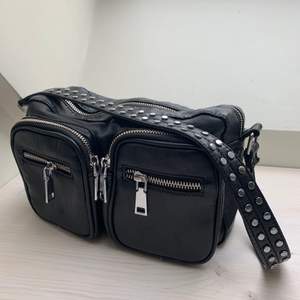 Cool och rymlig läderväska med silverdetaljer🖤medföljer en längre rem så väskan kan bäras som en Crossbody-väska!