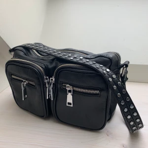 Noella väska - Cool och rymlig läderväska med silverdetaljer🖤medföljer en längre rem så väskan kan bäras som en Crossbody-väska!