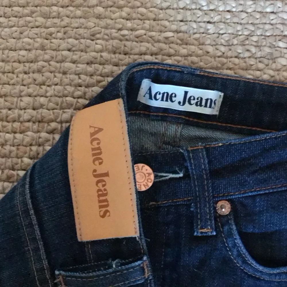 Säljer mina skitsnygga acne jeans med slits då jag tycker att dem har blivit lite små. Strl 27/32 men de passat som xs och är ganska låga i midjan. Nypris ca 2000kr, pris kan diskuteras!. Jeans & Byxor.