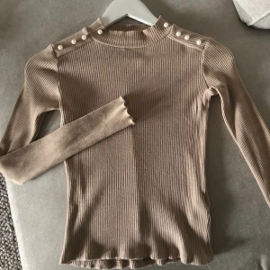 Tröja från zara - Jättefin tröja från zara aldrig använd storlek XS, passar både xs och s då den e stretchig. 