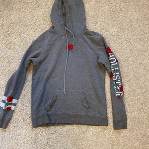 Hoodie från Hollister - Här är en snygg grå hoodie från Hollister. Den är i storlek M och i bra skick. Jag säljer den för 90kr + frakt.