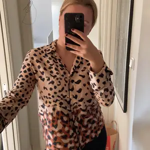 En jättefin leopardmönstrad skjorta i lite glansigt tyg ifrån mango. Säljer då jag inte har någon användning för den.