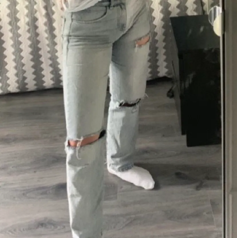 Skitsnygga jeans som jag köpt på plick men som urpsrungligen är från asos. Säljer för de är för stora för mig. Bilderna är lånade från hon jag köpte de av. 💞💞 tryck inte på köp nu☺️☺️. Jeans & Byxor.