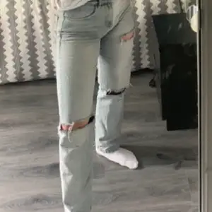 Skitsnygga jeans som jag köpt på plick men som urpsrungligen är från asos. Säljer för de är för stora för mig. Bilderna är lånade från hon jag köpte de av. 💞💞 tryck inte på köp nu☺️☺️