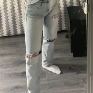 Håliga raka jeans - Skitsnygga jeans som jag köpt på plick men som urpsrungligen är från asos. Säljer för de är för stora för mig. Bilderna är lånade från hon jag köpte de av. 💞💞 tryck inte på köp nu☺️☺️