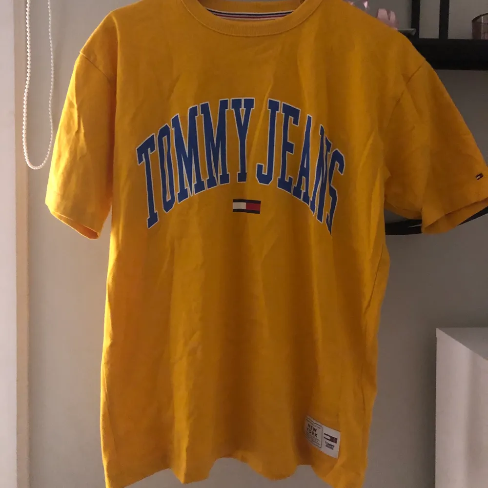 En superfin oversised t-shirt från Tommy hilfiger, aldrig använd då den inte är min smak längre. T-shirts.