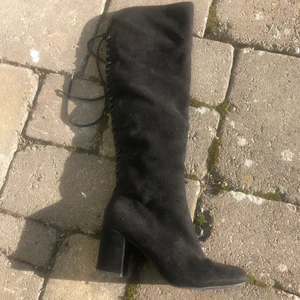 Skopunkten overknees - Säljer dessa pågrund av att dom är lite förstora. Original pris 500kr, köparen står för frakt. På vaden är det som en knytning, vilket gör om man har större vader gör det att knyta upp dom lite 