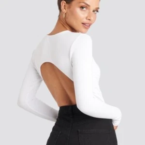 Vit Na-kd body strl S - Vit body från Nakd med den absolut finaste urringningen i ryggen. Endast använd en gång en festkväll. Ramlade så den har någon liten fläck (tredje bilden) men går knappt att se. Helt slutsåld och kostar 349 nypris