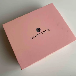  - Oanvänd glossybox. Frakt 63kr tillkommer 