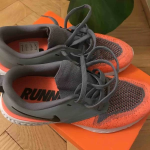  - Helt oanvända Nike löparskor. Odyssey React Flyknit 2. Nypris 1400kr. 