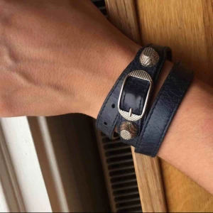 Balenciaga armband - Äkta Balenciaga triple armband i fint skick. Kvitto, box och dustbag medföljer. Kan fraktas! 