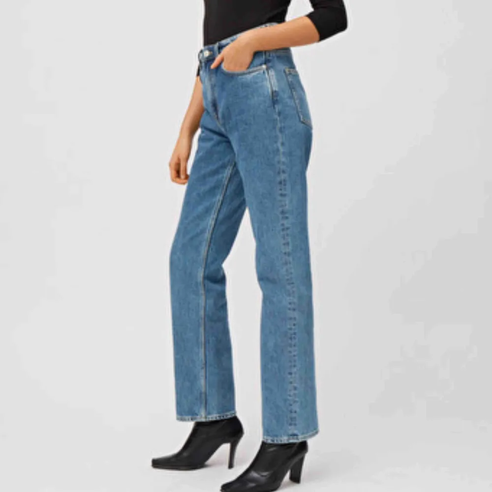 Slitna jeans från weekday. modell voyage. två bältesgrejor är sönder så det är två små hål. pris kan diskuteras. . Jeans & Byxor.