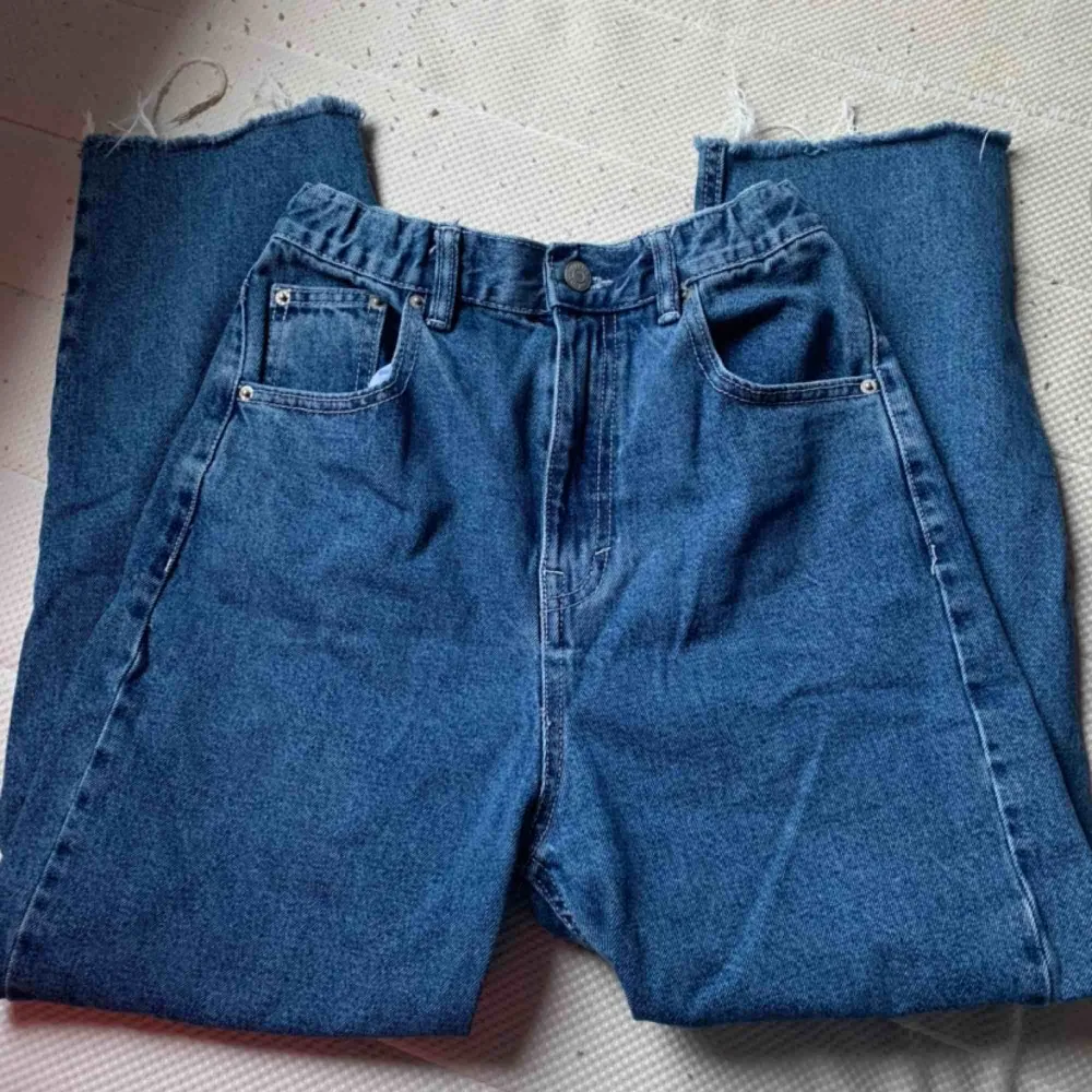 Mörkblå jeans , bra skick. Extra hög midja. Lite för långa för mig som är runt 150 cm💞 köpare står för frakt. Jeans & Byxor.