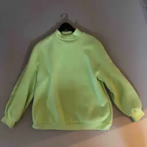 En boxig skitcool tröja med lite högre hals i grön färg från bershka, knappt använd💚🐸✨