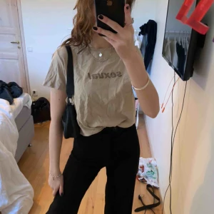  - Beige t-shirt från nakd, tar emot bud. Möts upp i Hbg eller fraktar