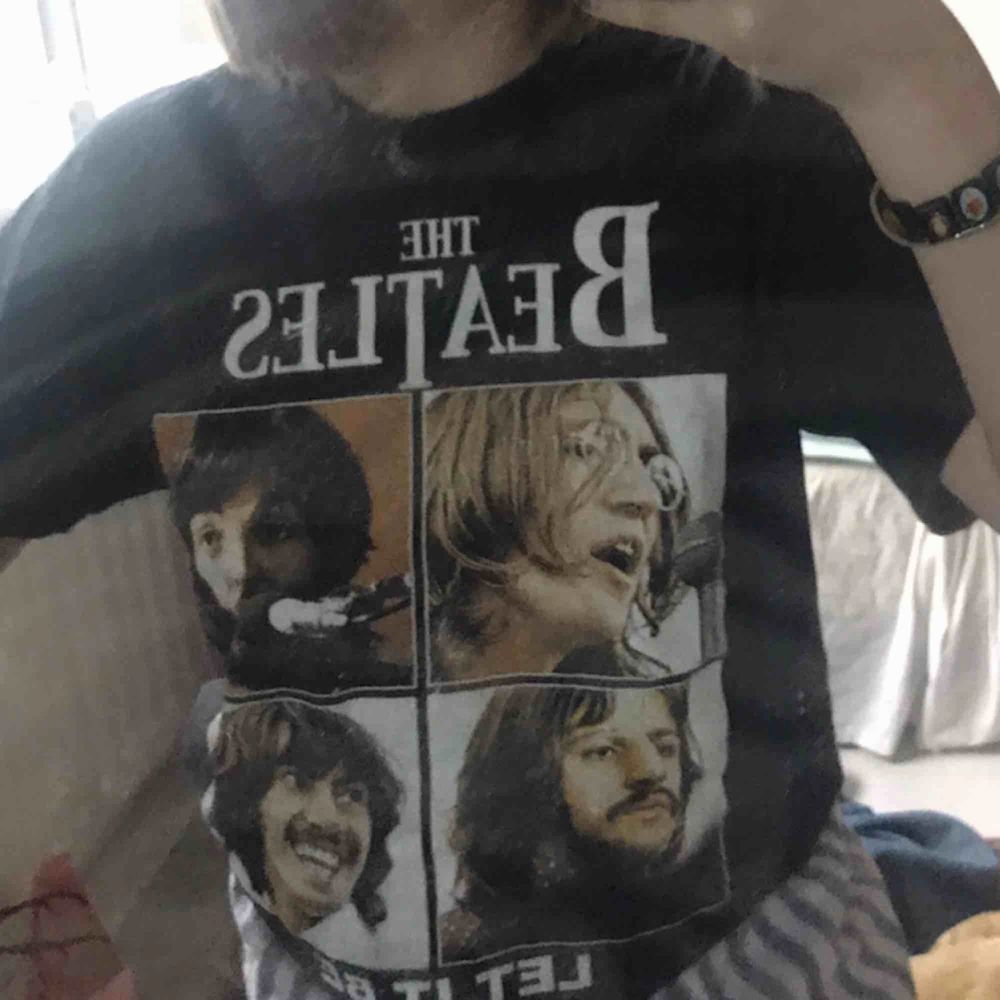 Riktigt fräsig tröja med the Beatles tryck från albumet let it be! Köpare står för frakt, skick 8/10 . T-shirts.