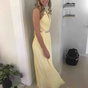  - Nu när det snart är dags för bal tänkte jag passa på att sälja min fina balklänning från fjolåret! Endast använd en gång, mycket fint skick och hur fin som helst! Kan mötas upp i Umeå eller frakt för 60kr