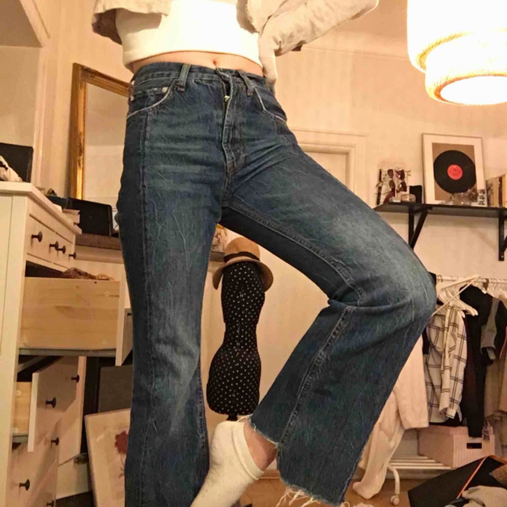Ett par flare jeans från zara. Jag är 168 cm och d slutar vid min fotknöl. Passar mig som oftast har waist 25 i högmidjade byxor men eftersom dessa går precis under naveln passar d mig perfekt:). Jeans & Byxor.