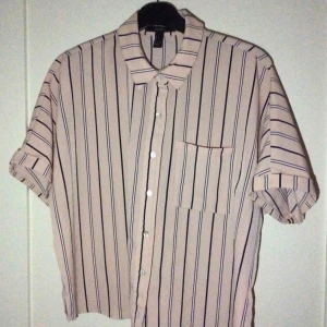  - Kortärmad skjorta köpt på Forever 21 i London.  