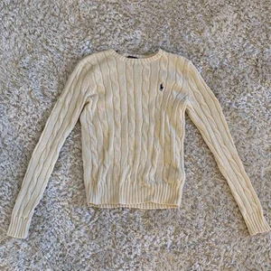  - Relativt ny snygg Ralph lauren tröja. Kapelstickad vit tröja men inga förslitningen eller hål alls.  200kr