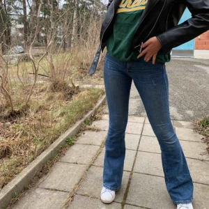 Jeans från zara - Säljer dessa riktigt snygga bootcut jeansen från zara slutsålda i butik. Bra längd för folk med långa ben jag är 170💞 men funkar lika bra min kompis som är 160, dom har detaljerade slitningar längst ner som är väldigt snygga!!