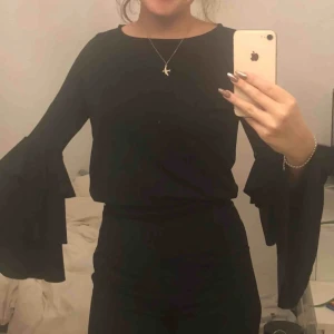  - Jättefin blus/ långärmad tröja med utsvängda ärmar. Köptes för något år sedan för ca 200kr och är knappt använd sedan dess. Köparen står för frakten💓