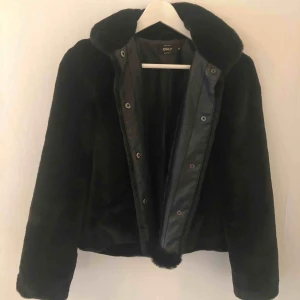  - Päls jacka ifrån only ( fake ) Aldrig använd  Bra skick! Stolek: xs  Köparen står för frakt 