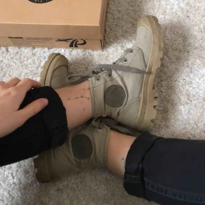  - Storlek 39 men passar mig som har 37 Haha, använda men fint skick! Frakt tillkommer, betalning sker via swish💕 bara att skicka ett meddelande vid frågor/om du vill ha fler bilder mm🥳 går alltid att pruta 