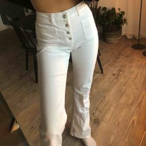 Hur snygga jeans som helst från zara. Skulle använt dom så mycket men de är tyvärr för stora för mig:(( Skriv för mer bilder!❤️