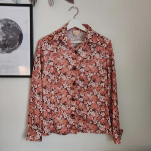 Blommig skjorta från 70-talet - Skjorta från 70-talet i gott skick. Liten i storleken. Gratis frakt!