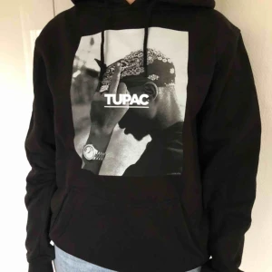  - Fett snygg hoodie från junkyard. Orginalpris på junkyard är 550kr. Bra skick, kan fraktas men köparen står för det!