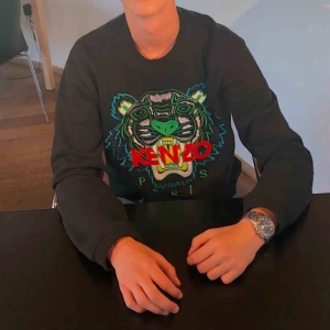  - Äkta kenzo tröja köpt för 7 månader sen , skick 8/10 Nypris 2299kr mer bilder kan fås vid intresse! (Storlek M herr)  Obs! Om den ska fraktas så står köparen för frakten!