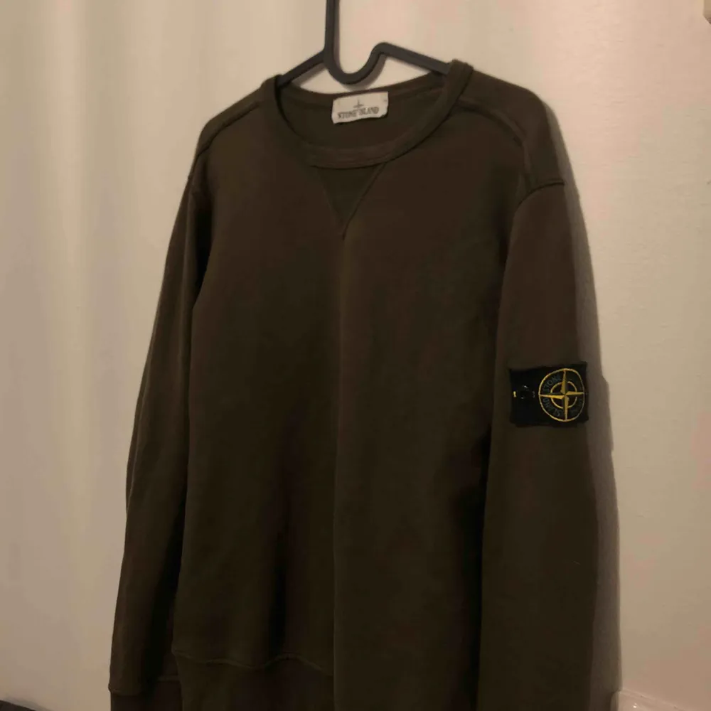 Mörkgrön (ser brun ut pga dåligt ljus) stone island sweatshirt. Nypris idag (farfetch) runt 2000kr. Sparsamt använd och inga defekter. För bilder eller QR-kod/äkthetsbevis på skriv ett privatmeddelande. Priset kan diskuteras. . Hoodies.