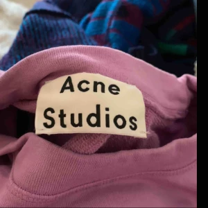  - Acne studios shirt använt få gånger 🌸