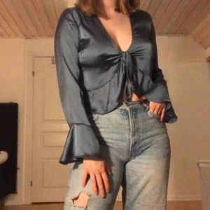 - Jättesnygg blus i en såååå vacker färg! 🙏🏻🙏🏻Färgen stämmer bäst överens med sista bilden