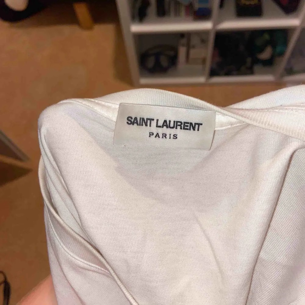 Enkel och tvärfet Saint Laurent Tee i L men sitter som en S-M. Köpt i somras på farfetch och är väl använd. Priset kan diskuteras 💫 inga synliga flaws. T-shirts.