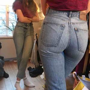 Ett par snygga jeans (som ni ser för små för mig!) men egentligen lite mer mom-jeans aktiga☀️