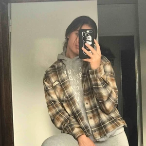  - En jacka/varmare skjorta från Urban Outfitters, perfekt för våren! Ops! Den är uppklippt och sydd för att få en finare passform!💞