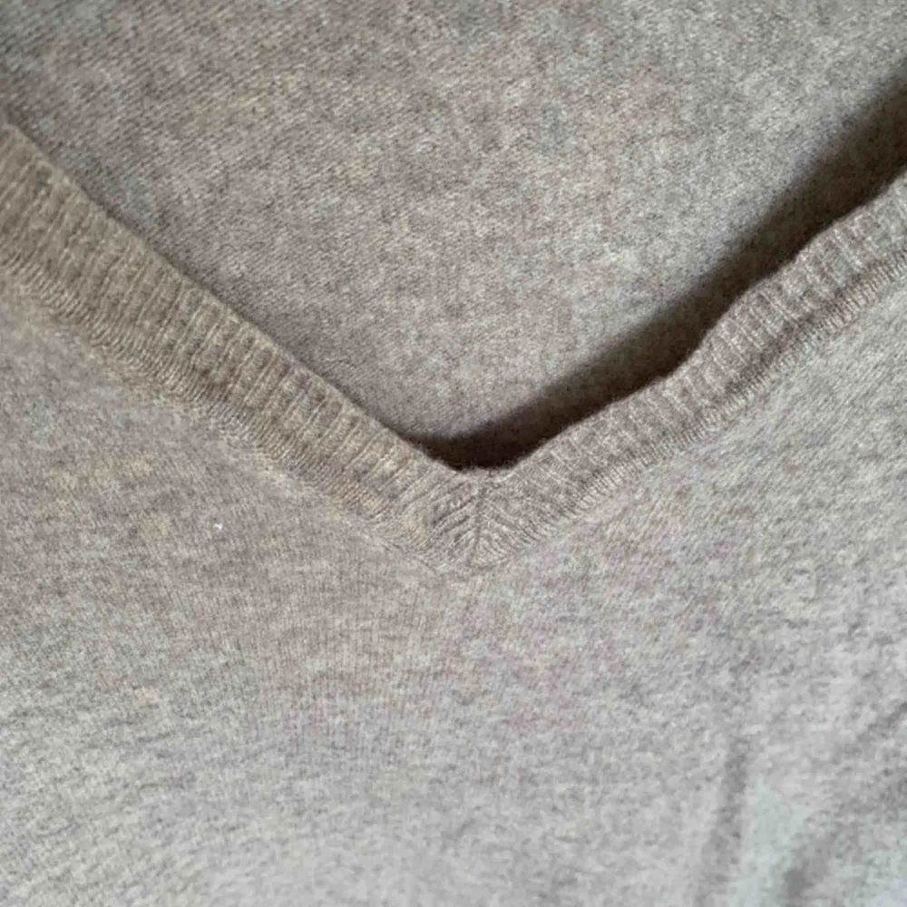 Jättesnygg tröja köpt på second hand. Sitter oversize på mig som vanligtvis har s på tröjor så skulle anta att det är en stor m eller en l💞. Tröjor & Koftor.