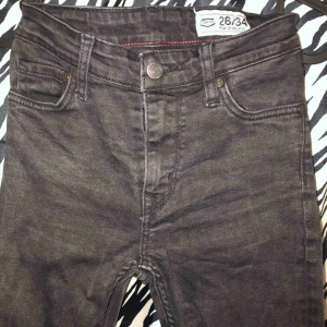  - Crocker 26/34. Svarta, stentvättade, urtvättade och blekta men otroligt snygga. 