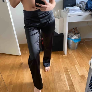  - Glansiga byxor köpte secondhand, märkta storlek L men såhär sitter de på mig som är en S. Dragkedjan är lite knasig men det är stretch i midjan så man kan bara dra på sig dem! 🖤 fri frakt!