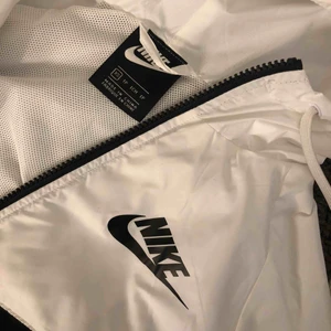 Nike jacka - Vindjacka från Nike, säljer pågrund av att det inte är min stil längre, nypris 1100kr men säljer för 500kr, riktigt bra skick då den bara är använd ett par gånger! Hör av er vid frågor eller diskutera pris/frakt!