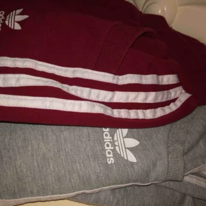  - Säljer 2 par adidas mjukisbyxor, jätte fina, de sitter fint på, jätte fina färger, använde de ett tag sen slutade jag, de är i bra skick, möts upp i Göteborg eller står köparen för frakt 