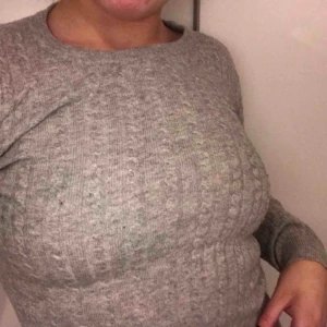  - Snygg ”stickad” grå tröja, älskade denna tills jag bytte stil, bra skick🥰 30kr