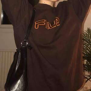 Säljer denna bruna FILA tröja med oranget tryck, använd bara ett fåtal gånger